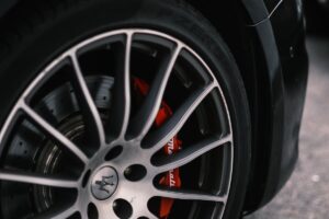 Wie bekomme ich Alufelgen wieder glänzend